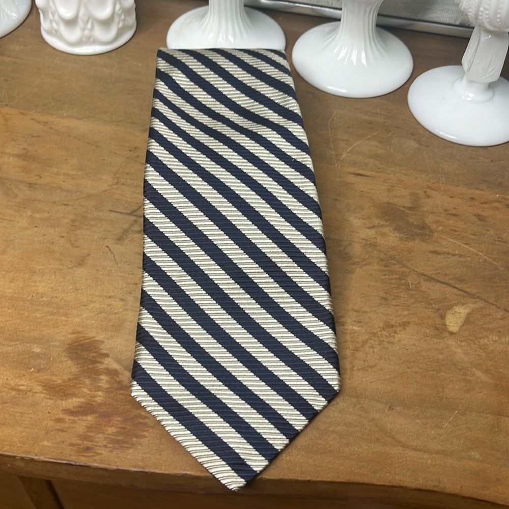Robert Talbots Best In Class 100% silk tie.